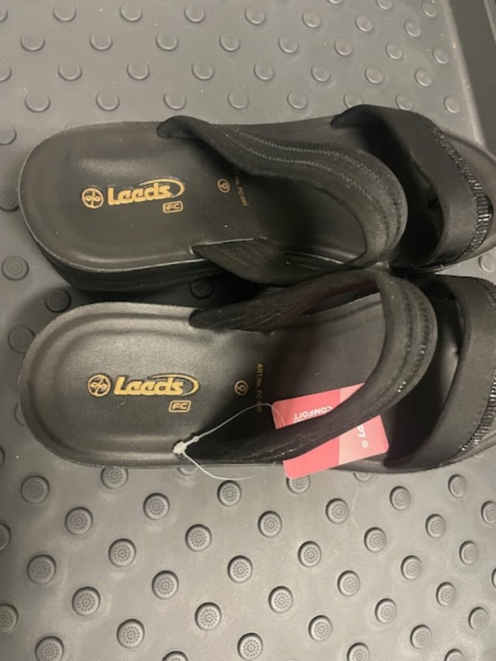Wedge sandal -Dual-strap slide with a secure, stylish toe-loop - Picture 5 of 7